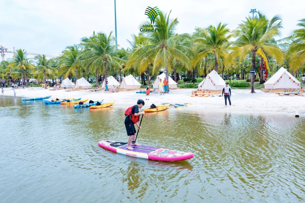 Chèo thuyền Kayak bãi biển nhân tạo Vinhomes Grand Park